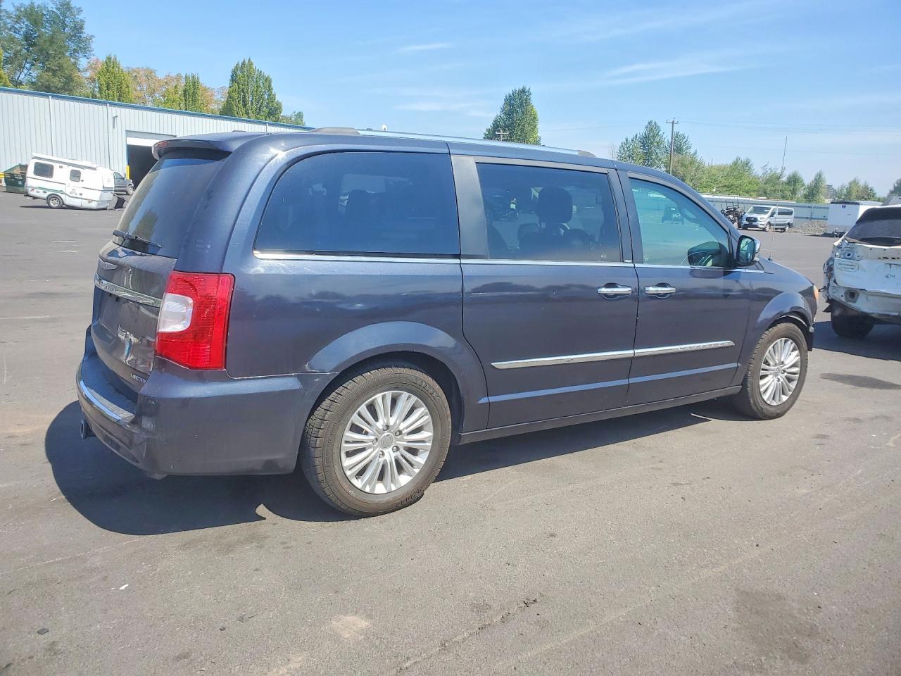 2014 Chrysler Town & Country Limited - Фото 3