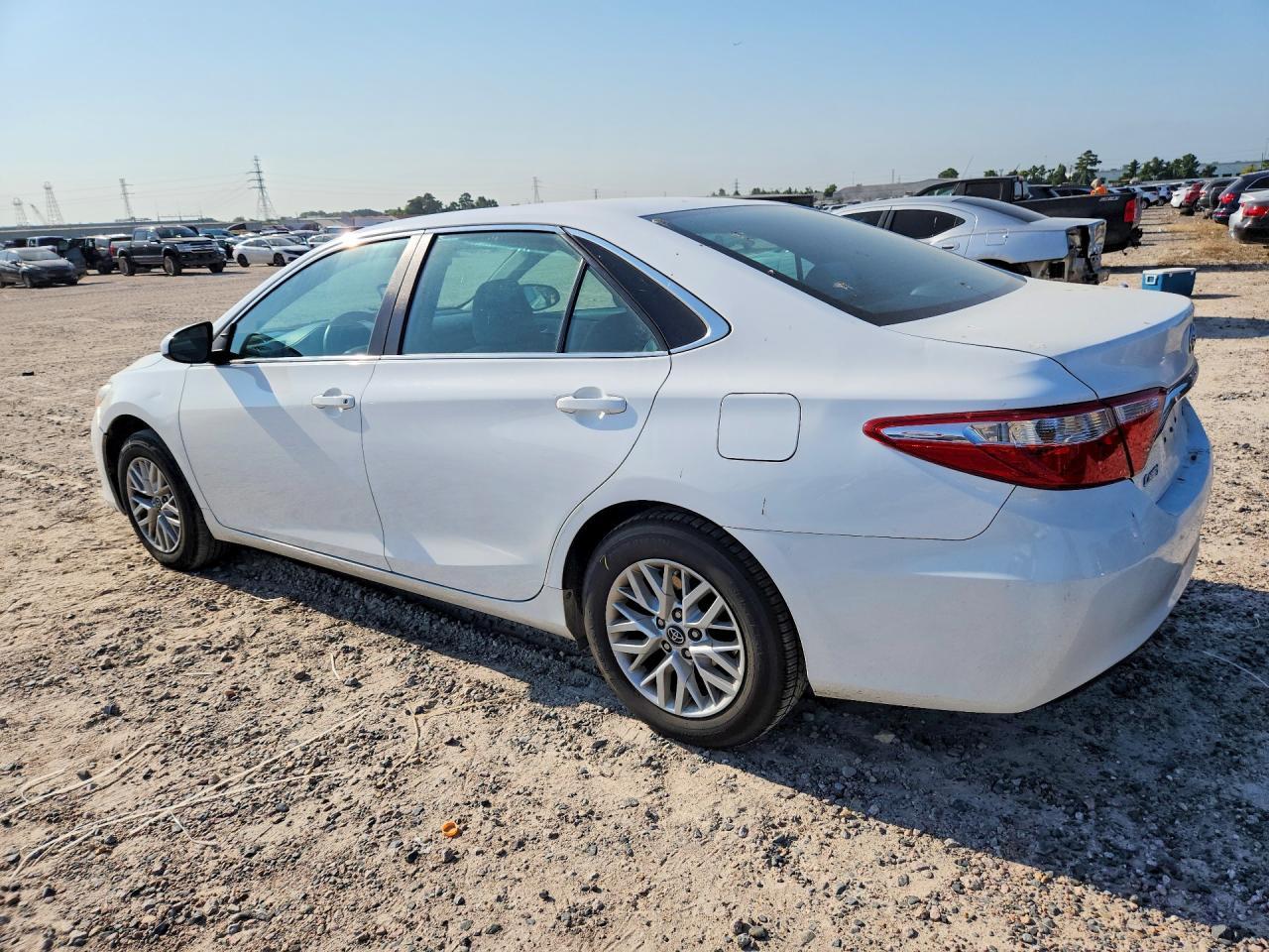 2017 Toyota Camry Le - Фото 2