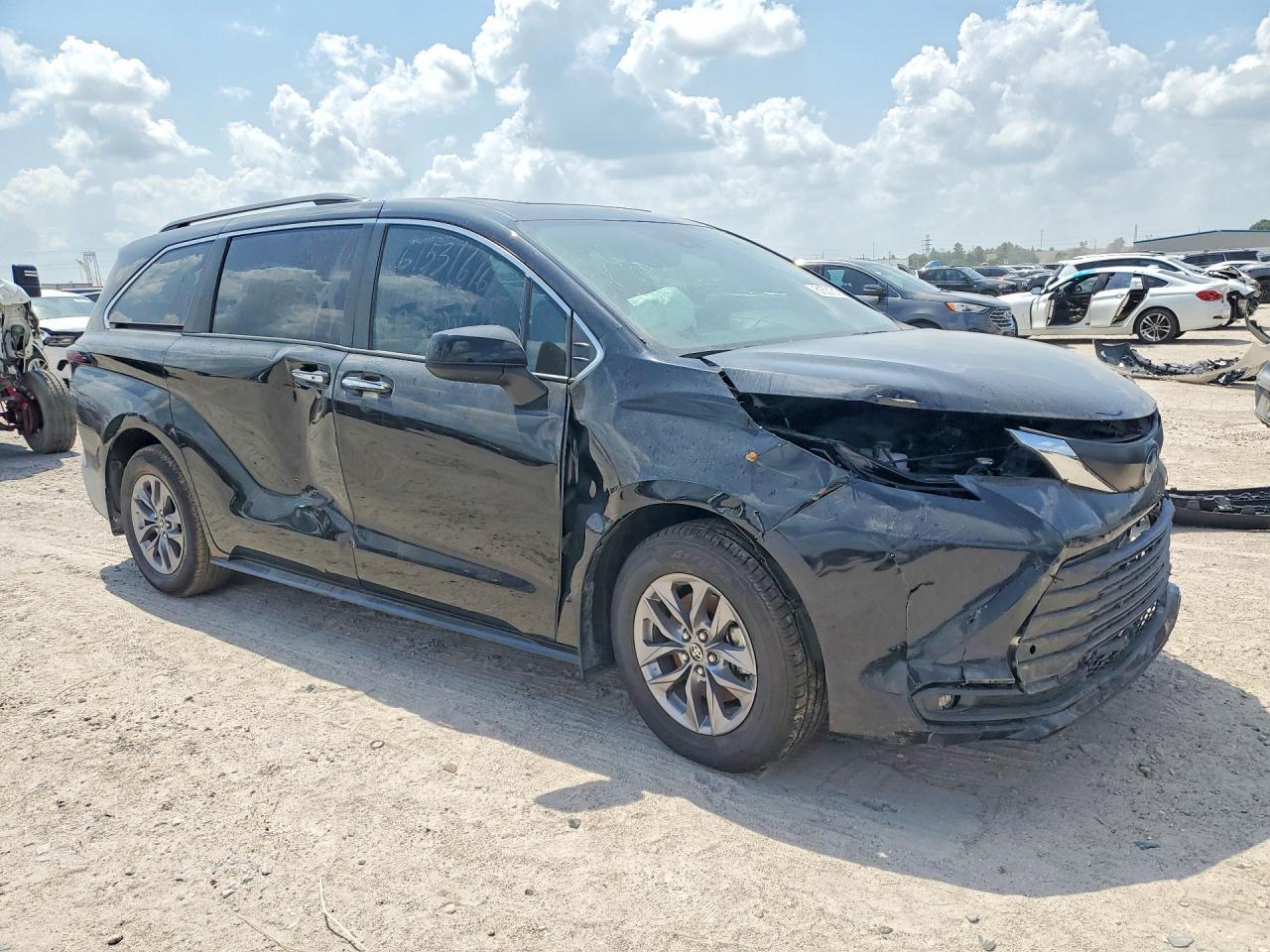 2025 Toyota Sienna Xle - Image 4