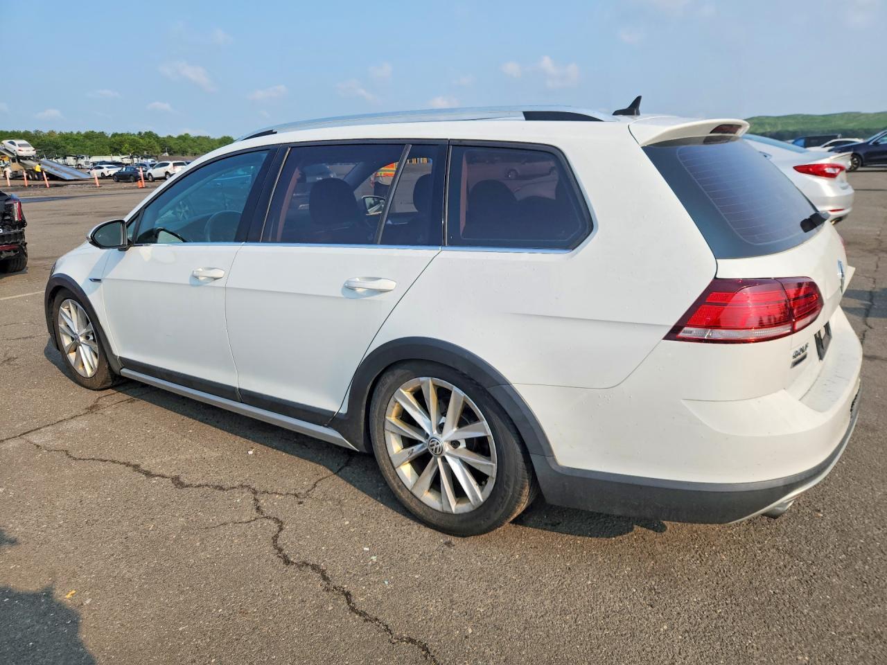 2019 Volkswagen Golf Alltrack S - Image 2