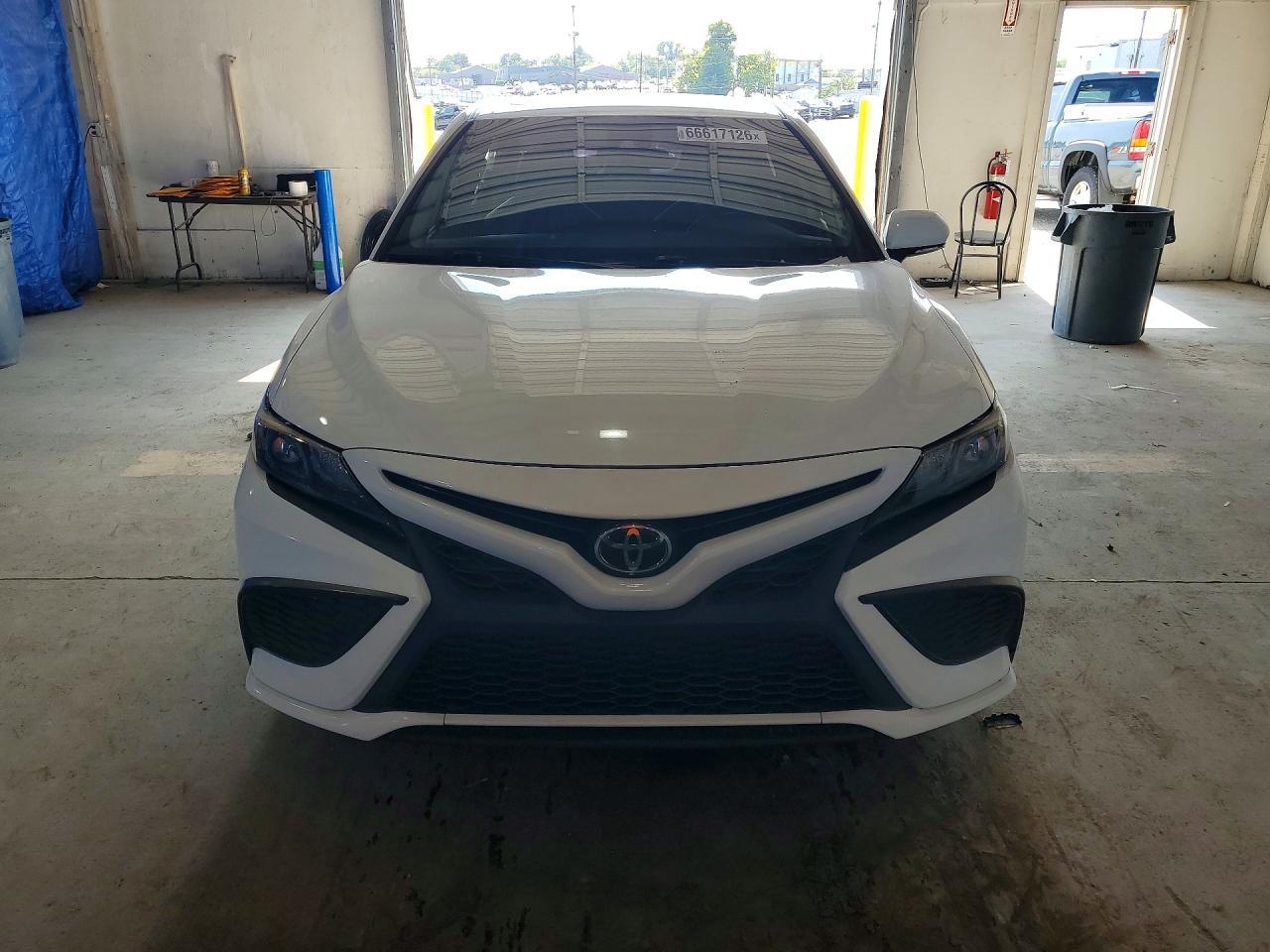2022 Toyota Camry Se - Фото 5