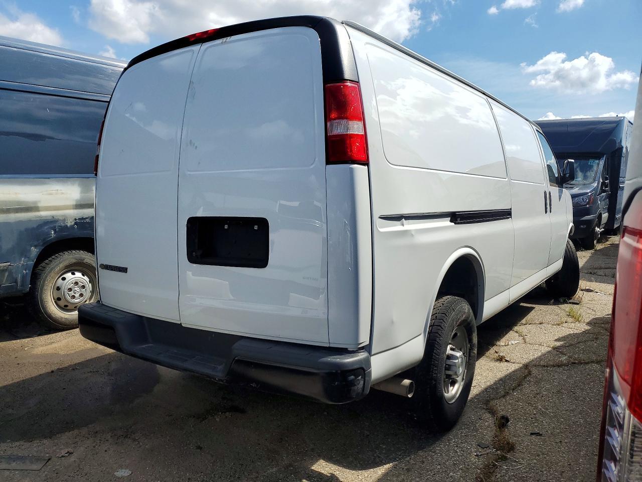 2023 Chevrolet Express G2500 - Фото 3