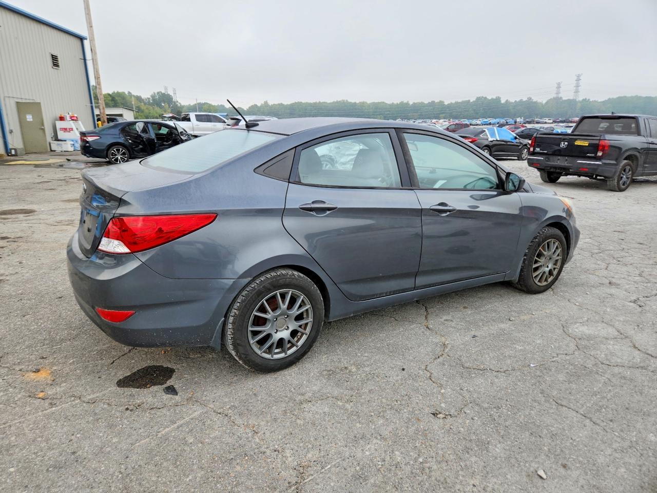 2013 Hyundai Accent Gls - Фото 3