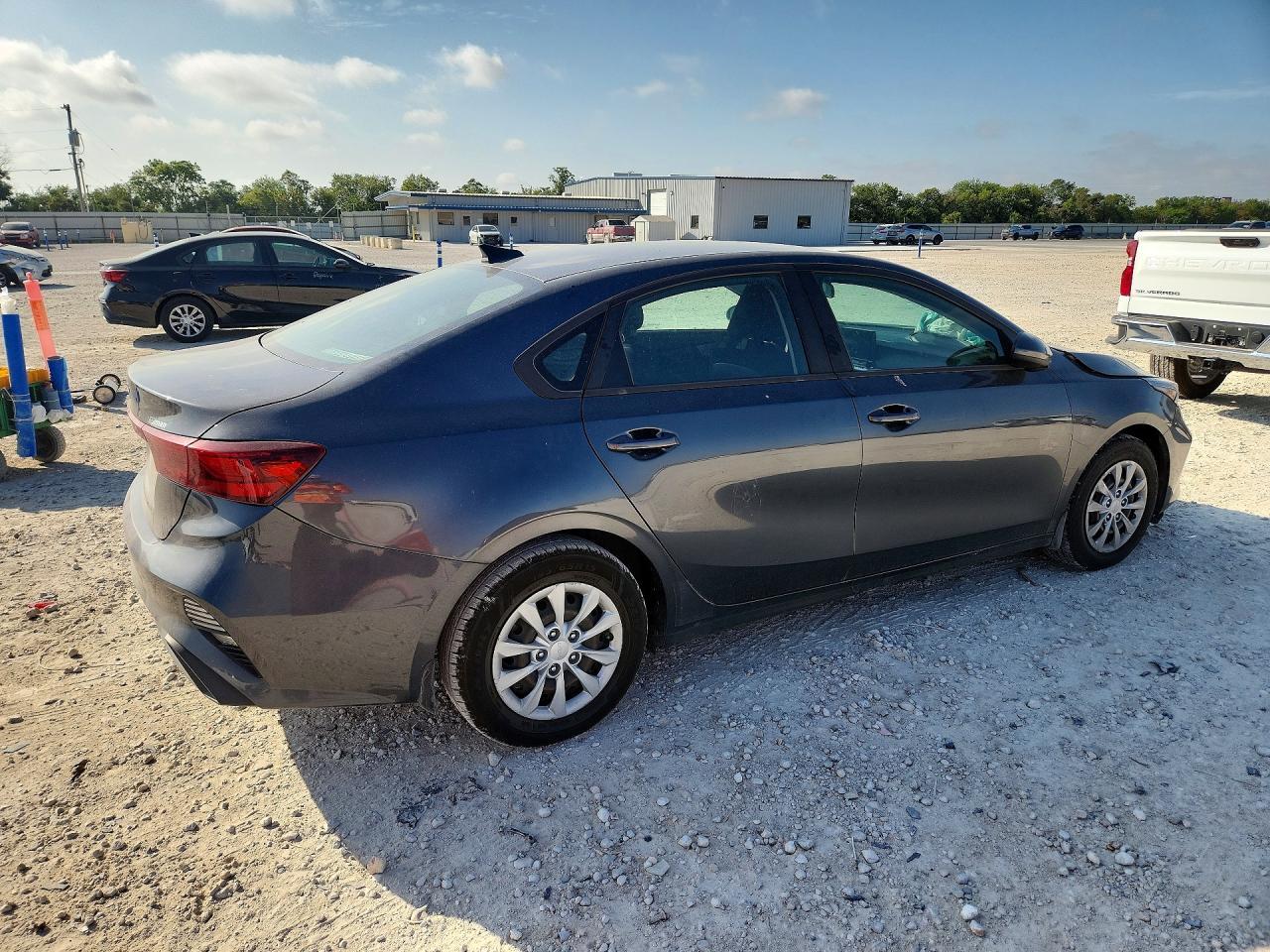 2022 Kia Forte Fe - Image 3