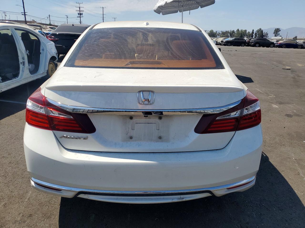 2017 Hond Accord - Image 6