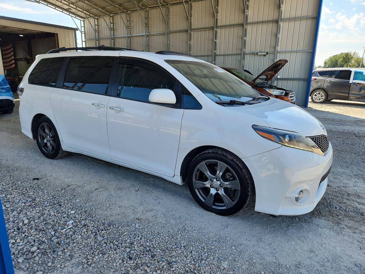 2017 Toyota Sienna Se - Image 4