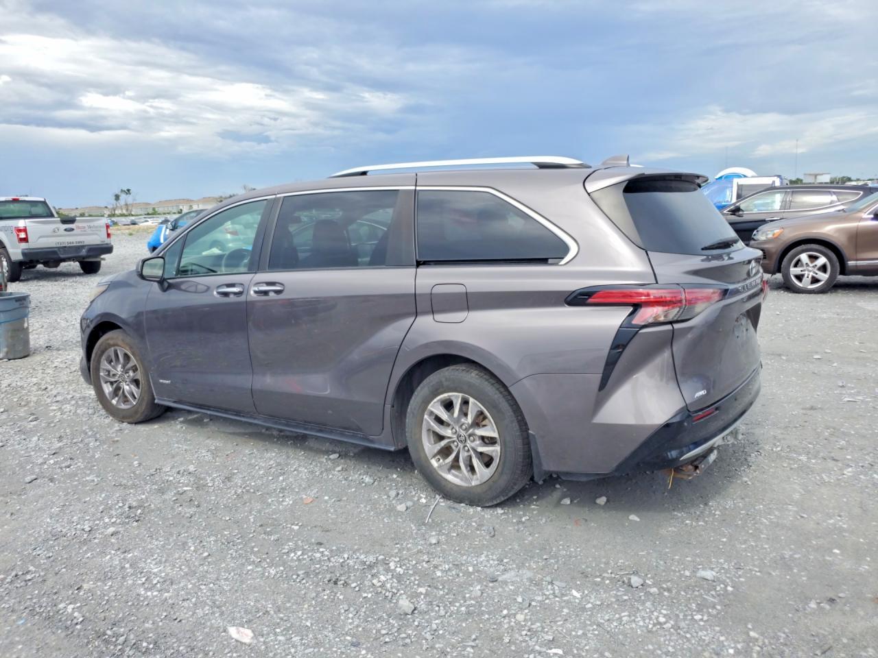 2021 Toyota Sienna Platinum 7-Passenger - Image 2