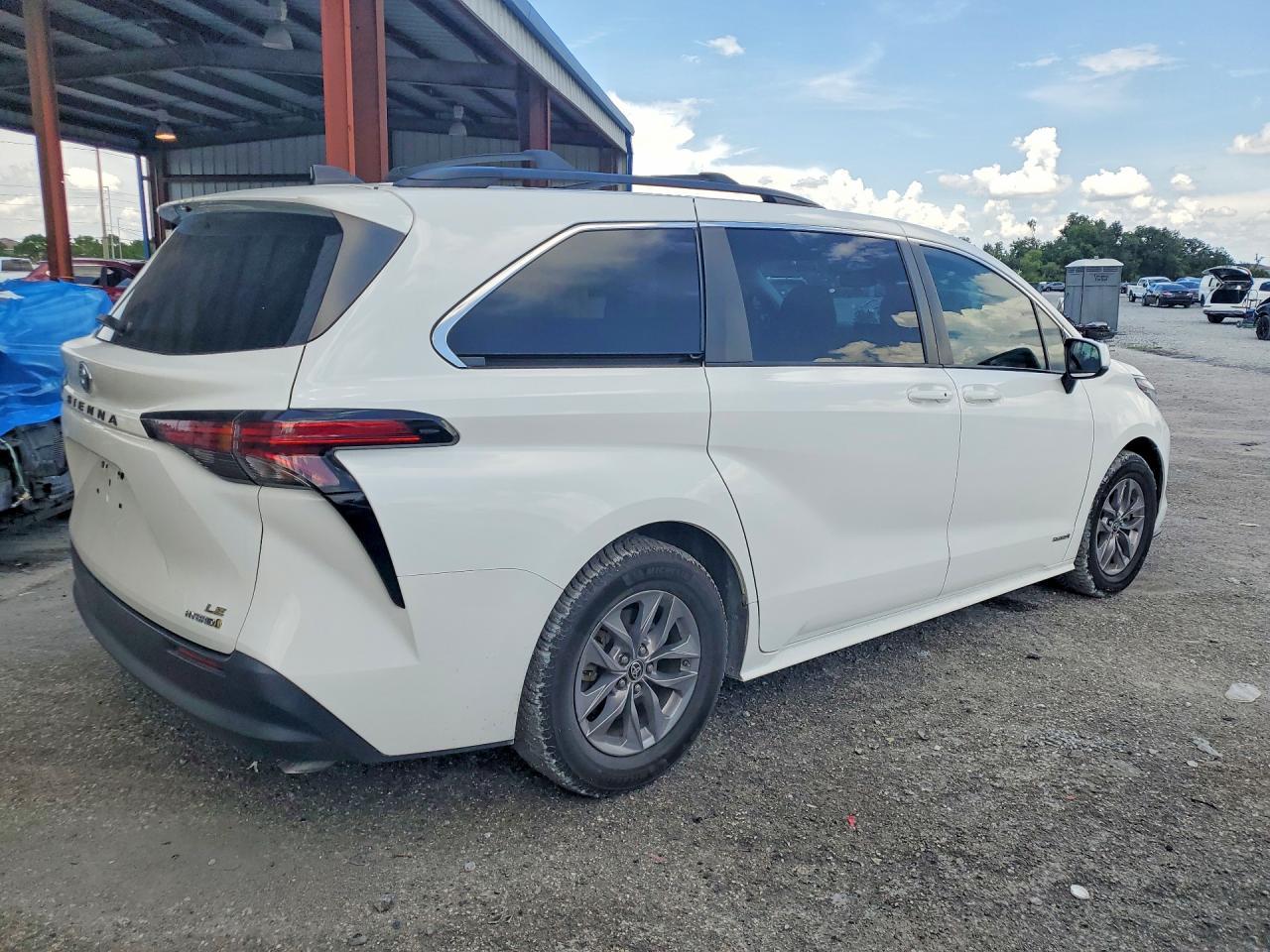 2021 Toyota Sienna Le Plus Package - Image 3
