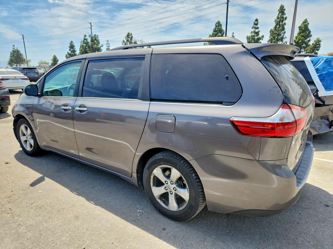 2017 Toyota Sienna Xle 8-Passenger - Фото 2