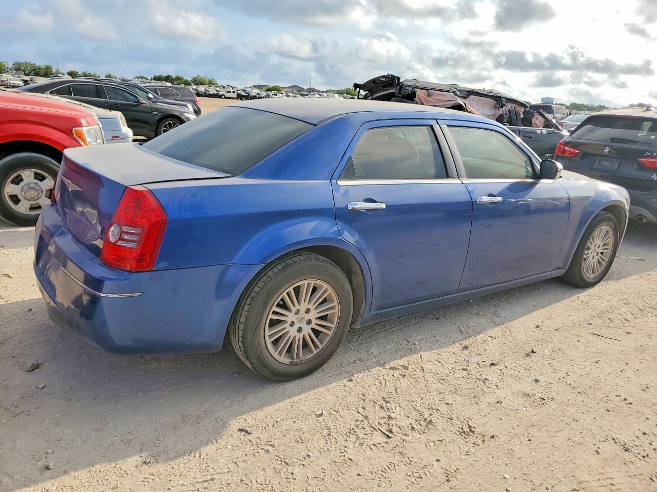 2010 Chrysler 300 Touring - Фото 3