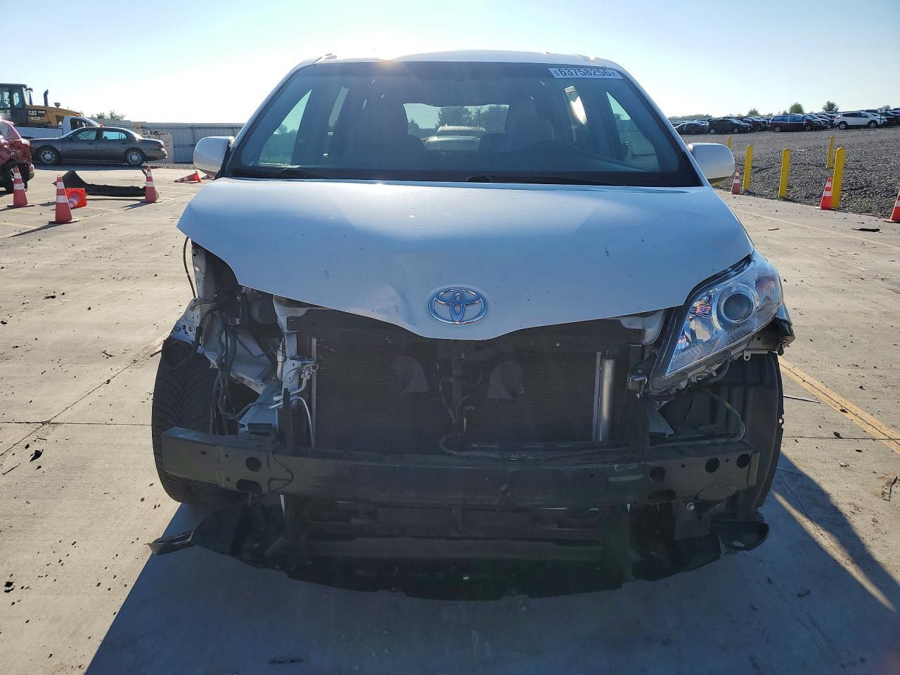 2017 Toyota Sienna Xle Premium 8-Passenger - Фото 5