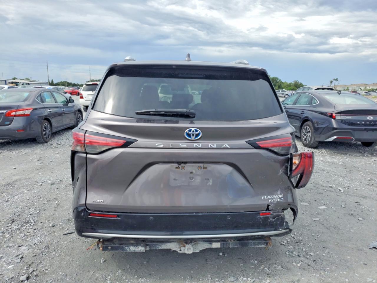 2021 Toyota Sienna Platinum 7-Passenger - Image 6