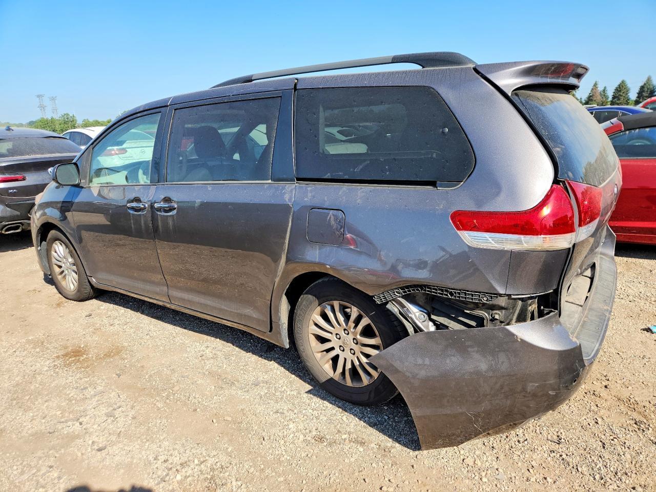 2013 Toyota Sienna Xle 8-Passenger - Фото 2