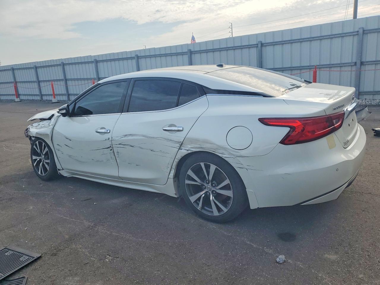 2017 Nissan Maxima Platinum - Image 2