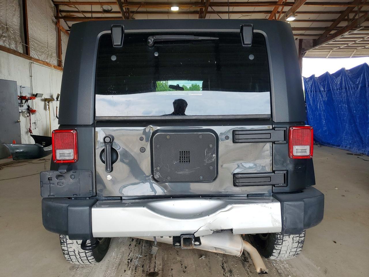 2010 Jeep Wrangler Unlimited Sahara - Image 6