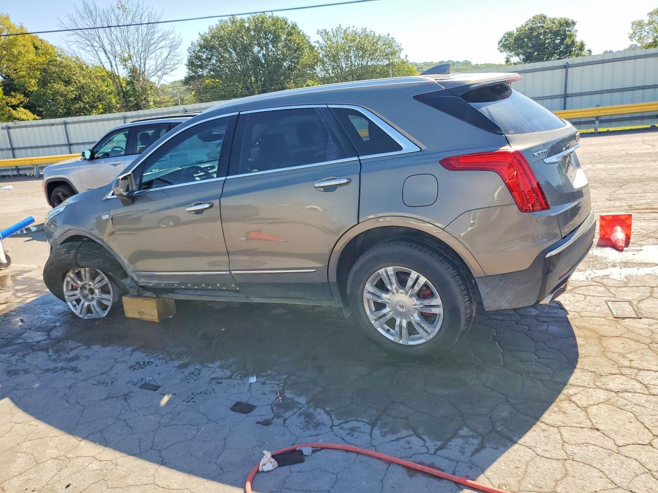 2018 Cadillac Xt5 Luxury - Image 2