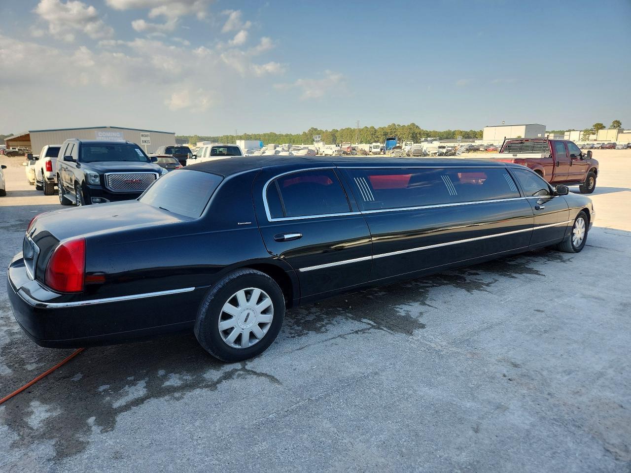 2005 Lincoln Town Car Executive - Фото 3