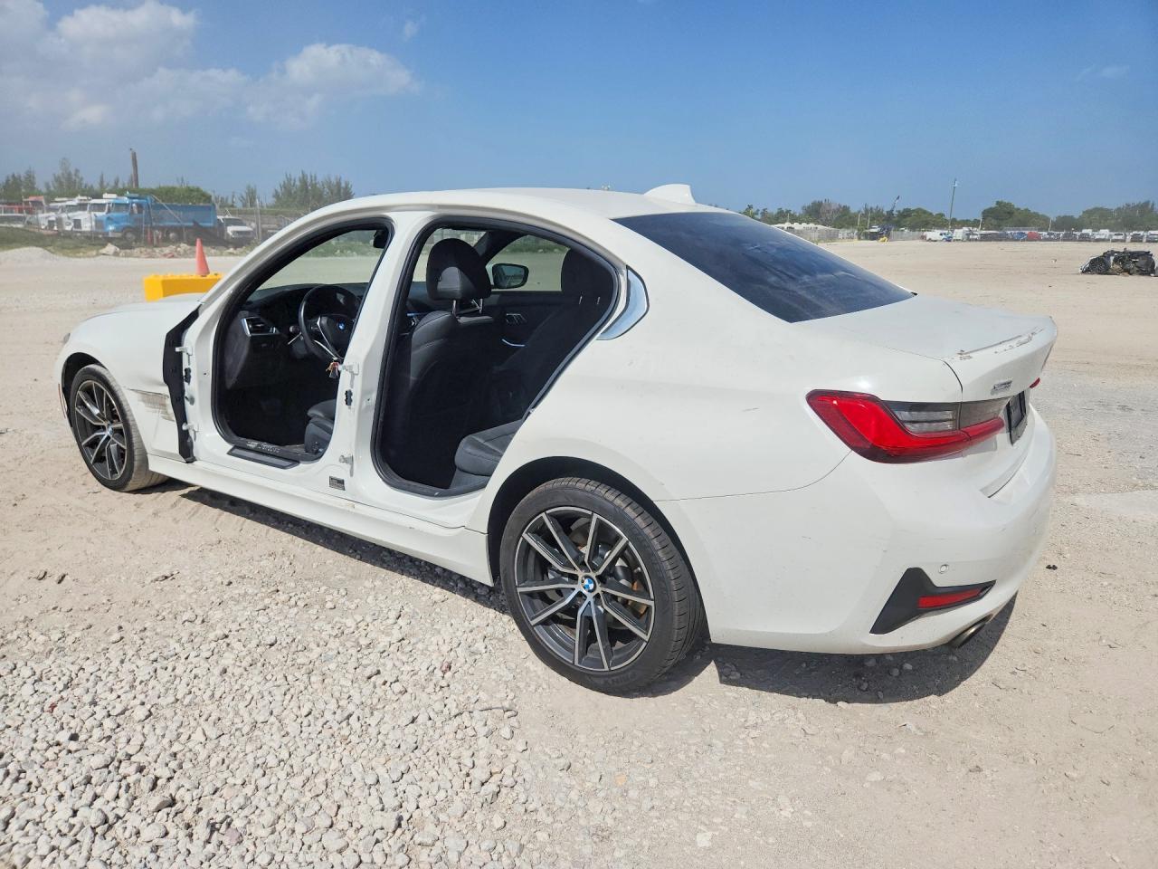 2020 BMW 330Xi - Фото 2