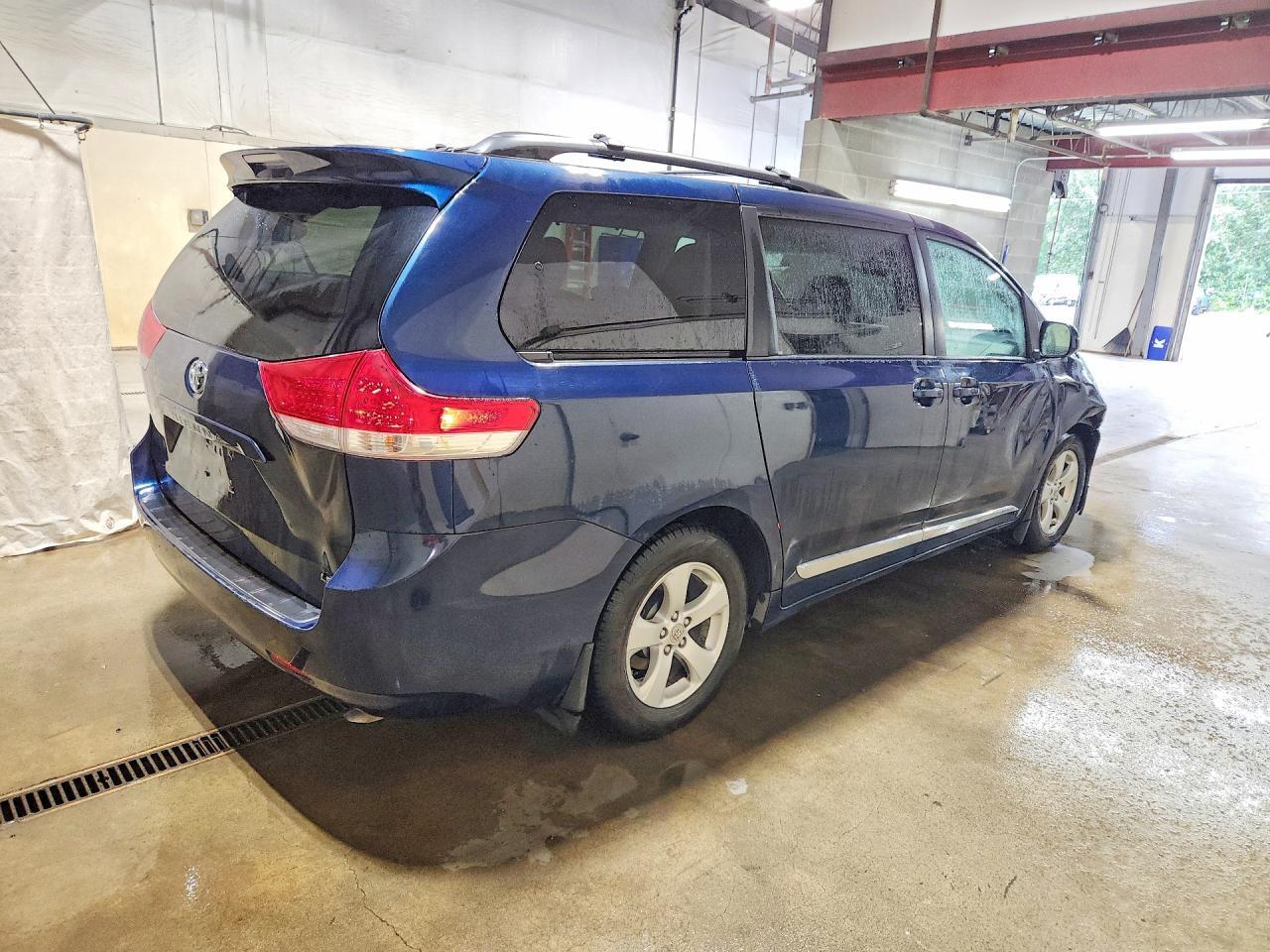 2012 Toyota Sienna Le - Image 3