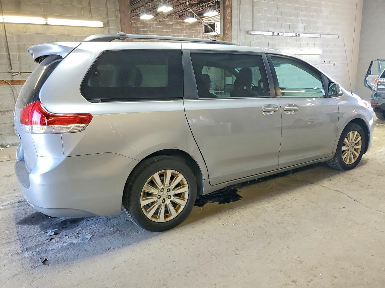 2012 Toyota Sienna Xle 7-Passenger - Фото 3