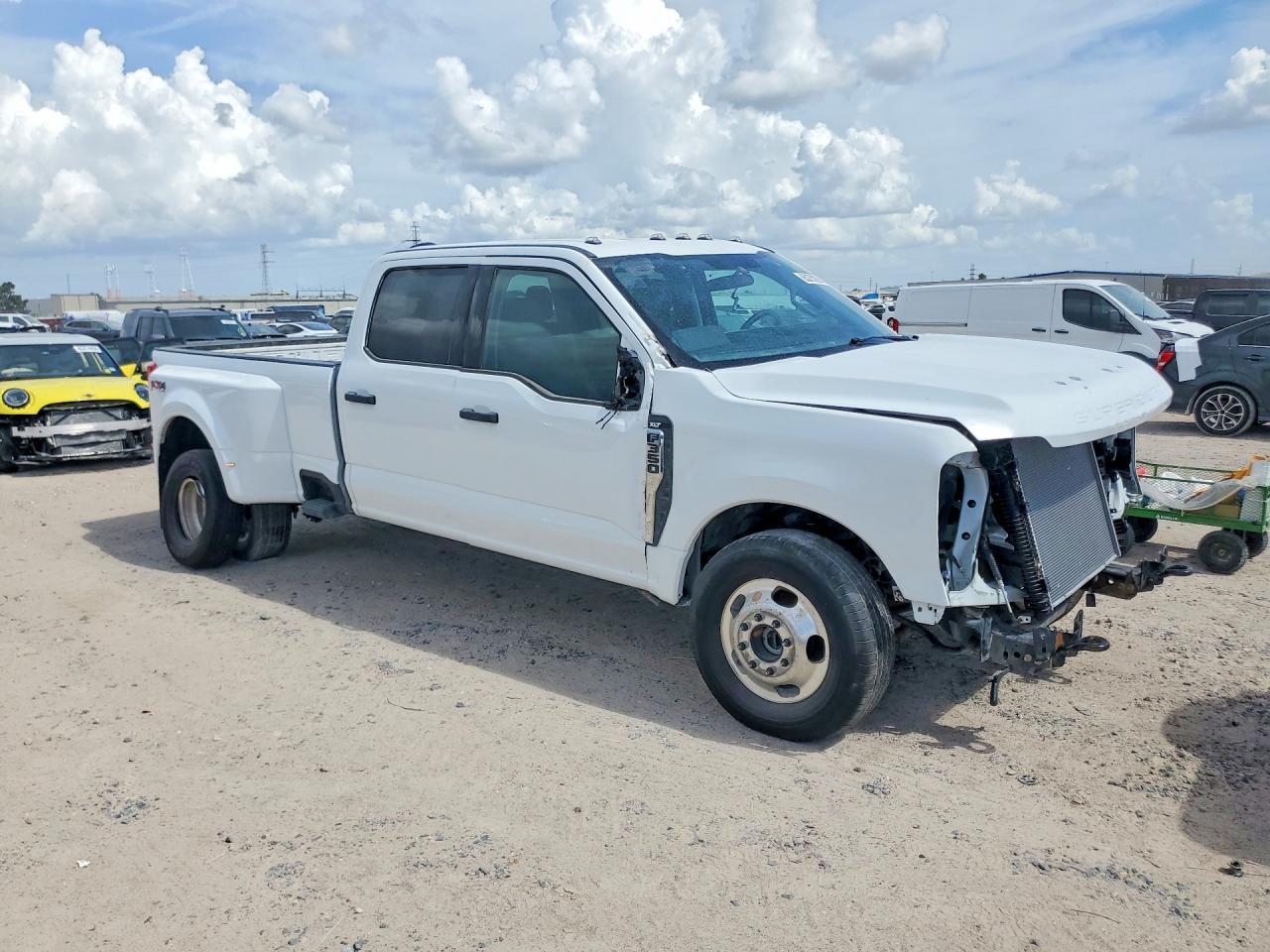 2025 Ford F350 Super Duty - Image 4