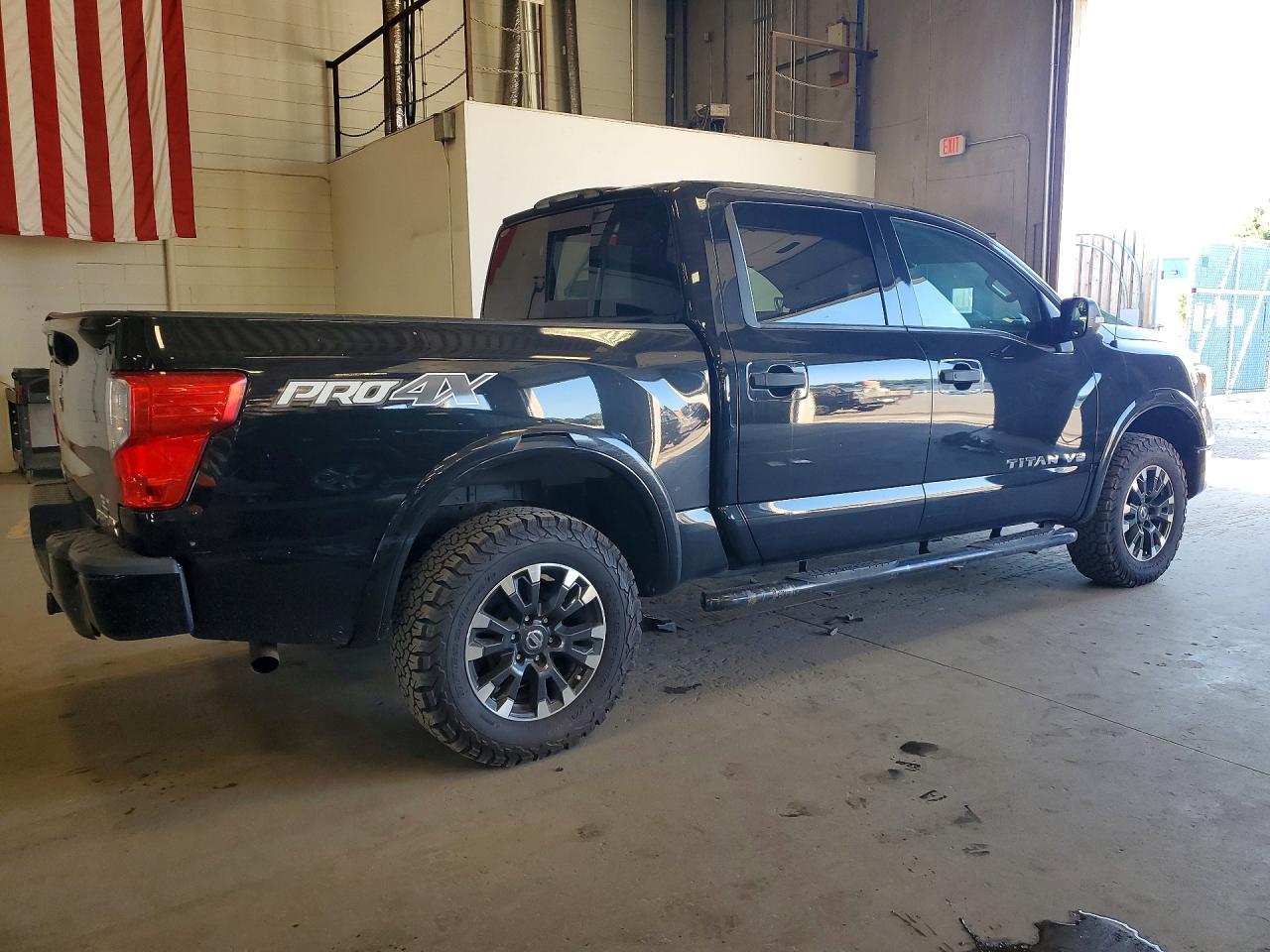 2019 Nissan Titan Pro-4X - Фото 3