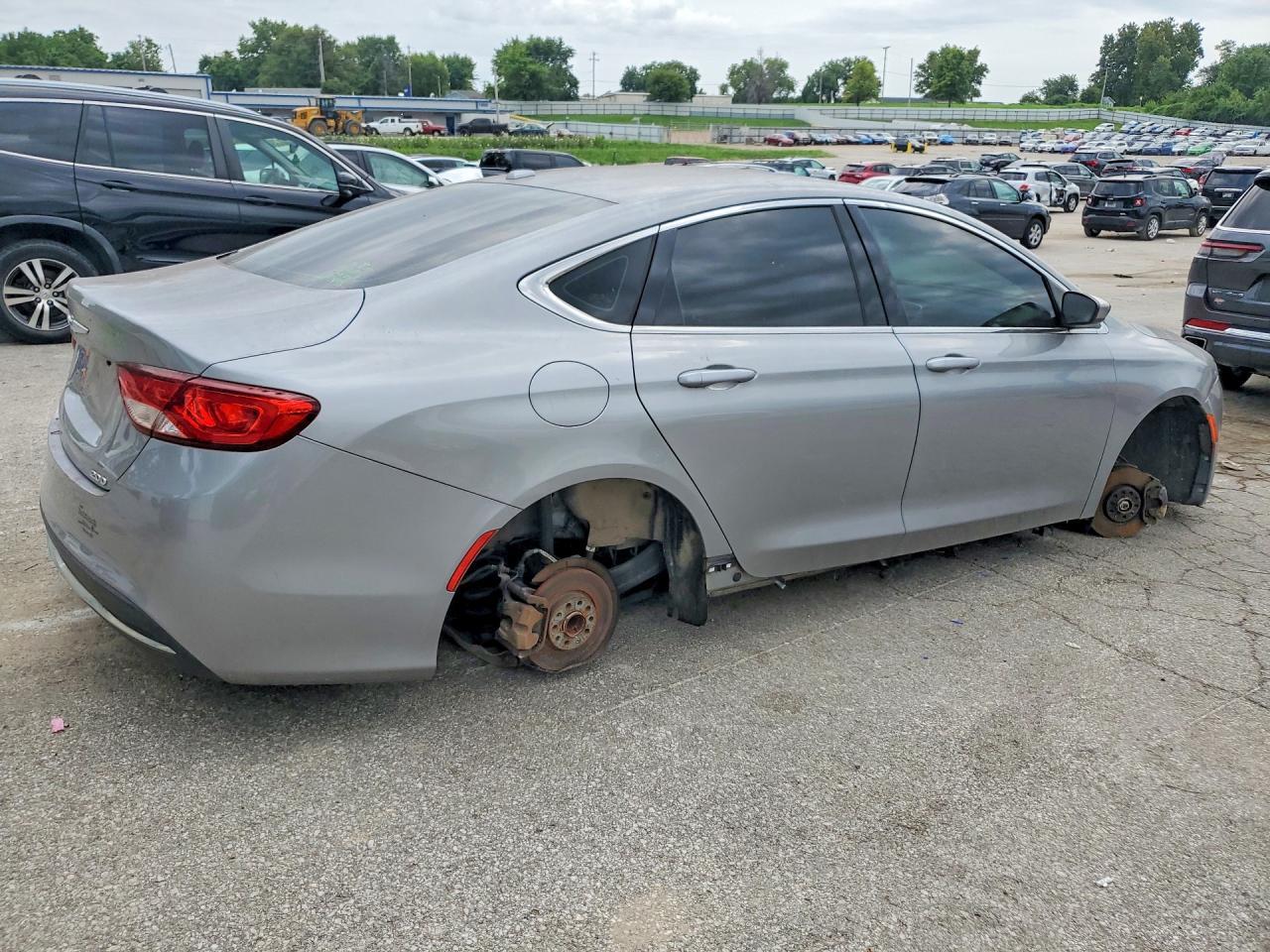 2015 Chrysler 200 Limited - Фото 3