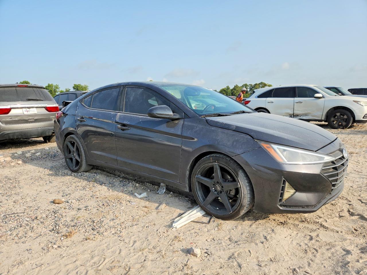 2020 Hyundai Elantra Se - Image 4