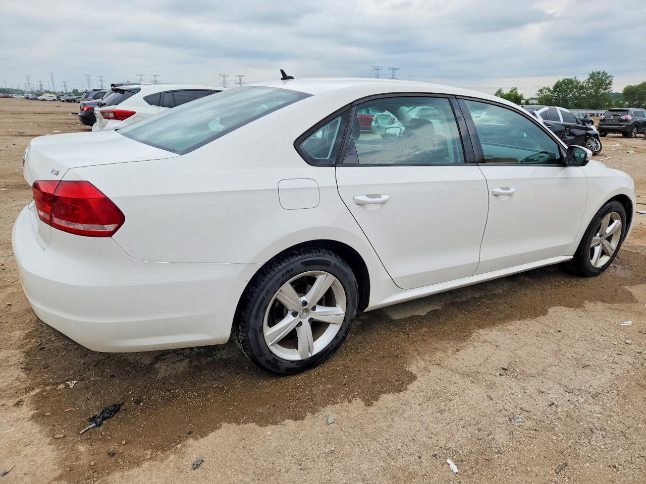 2014 Volkswagen Passat S - Фото 3