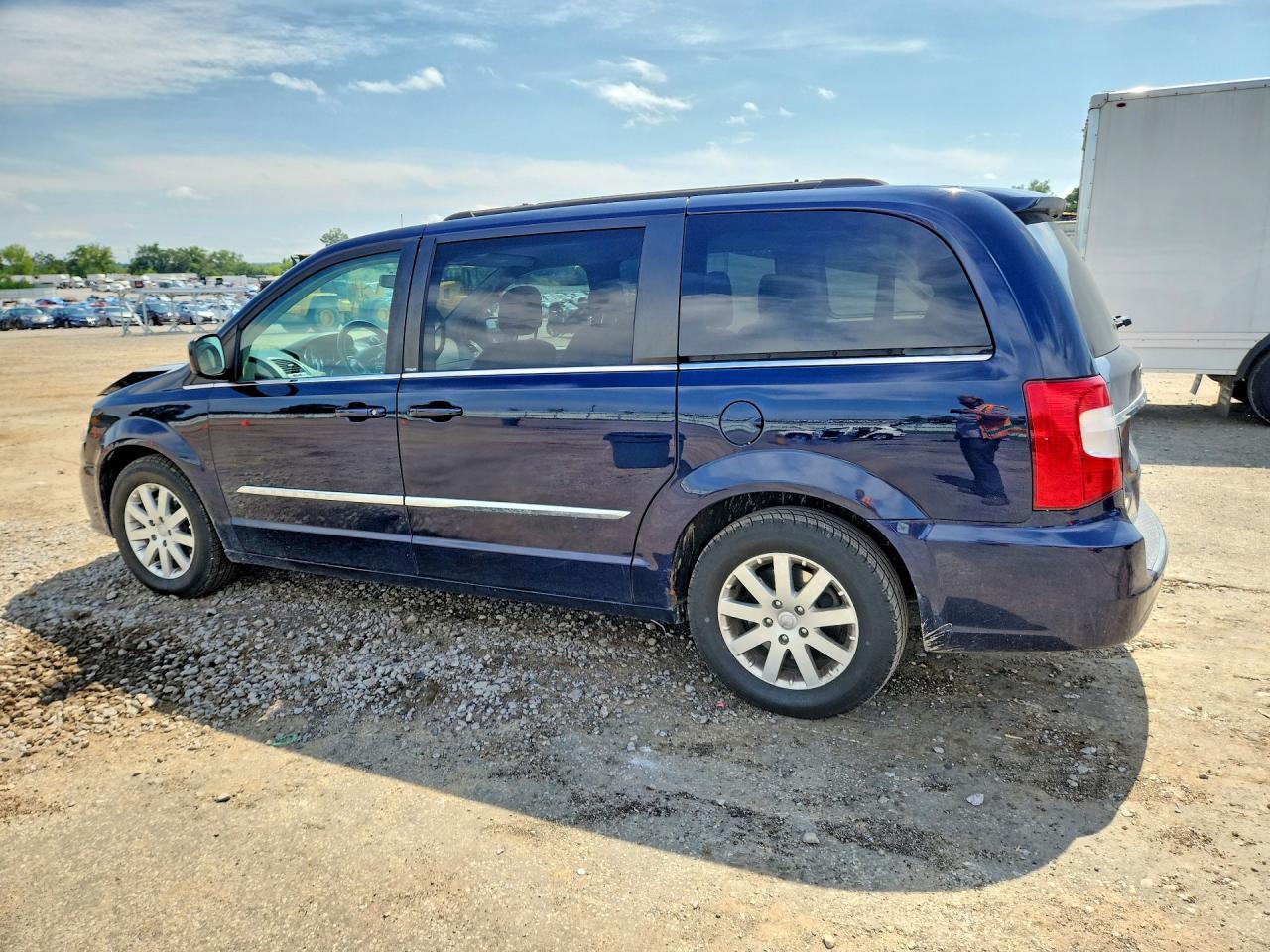 2014 Chrysler Town & Country Touring - Фото 2