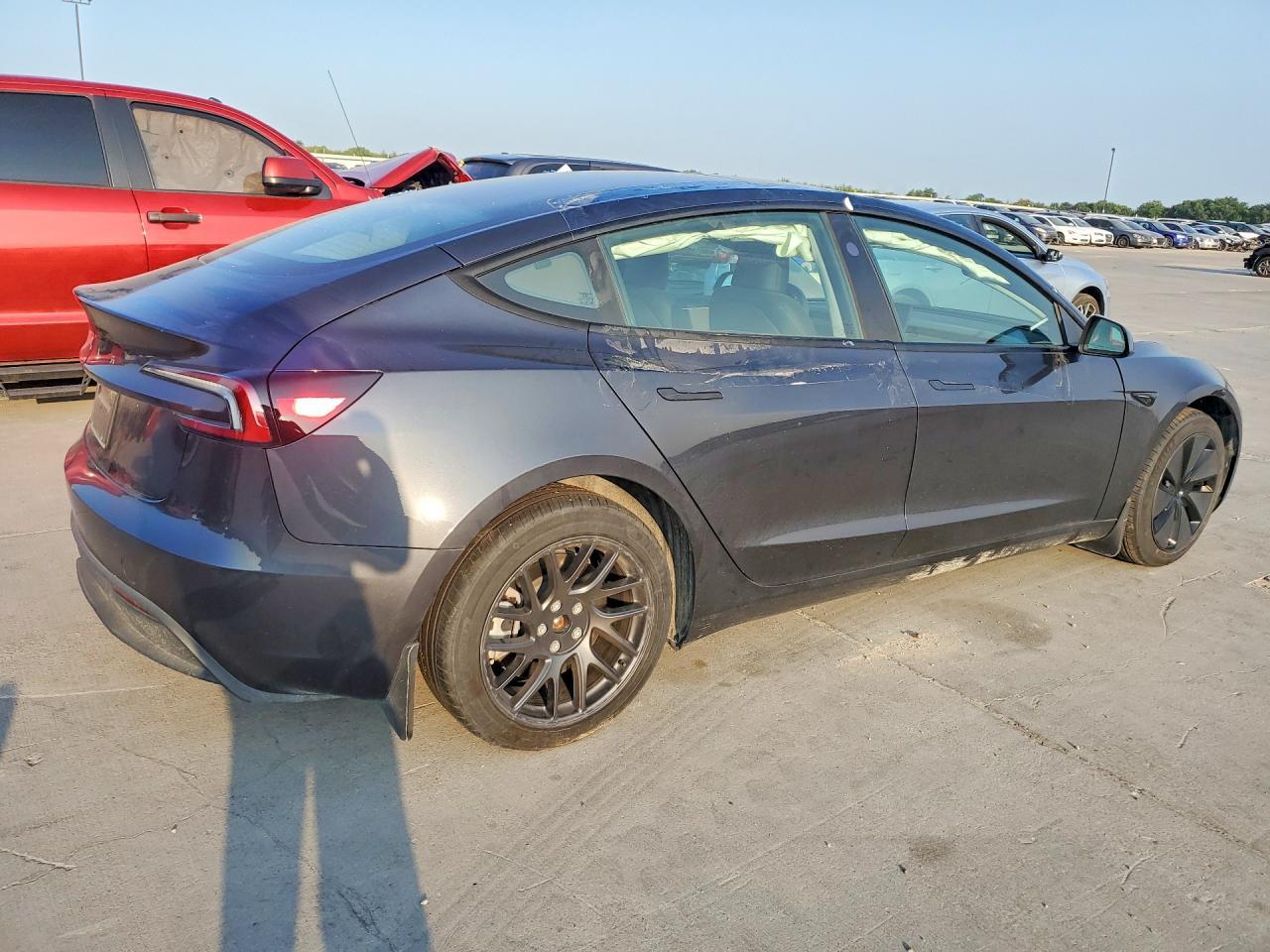 2025 Tesla Model 3 - Фото 3