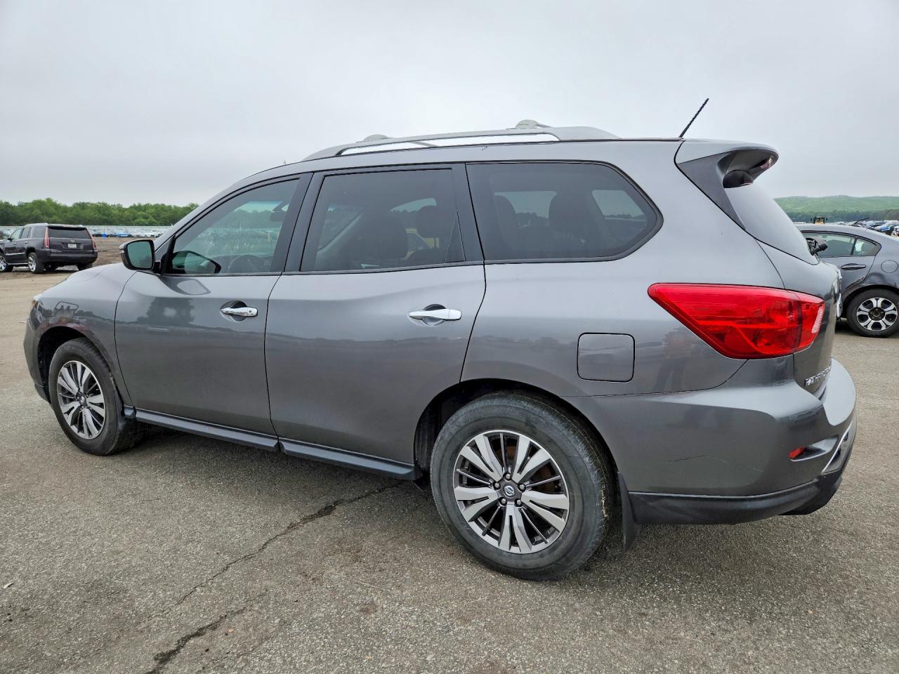 2018 Nissan Pathfinder S - Image 2