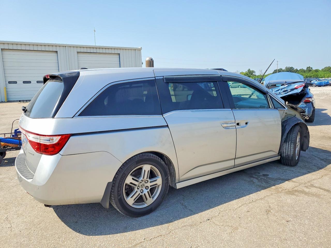2013 Honda Odyssey Touring - Image 3
