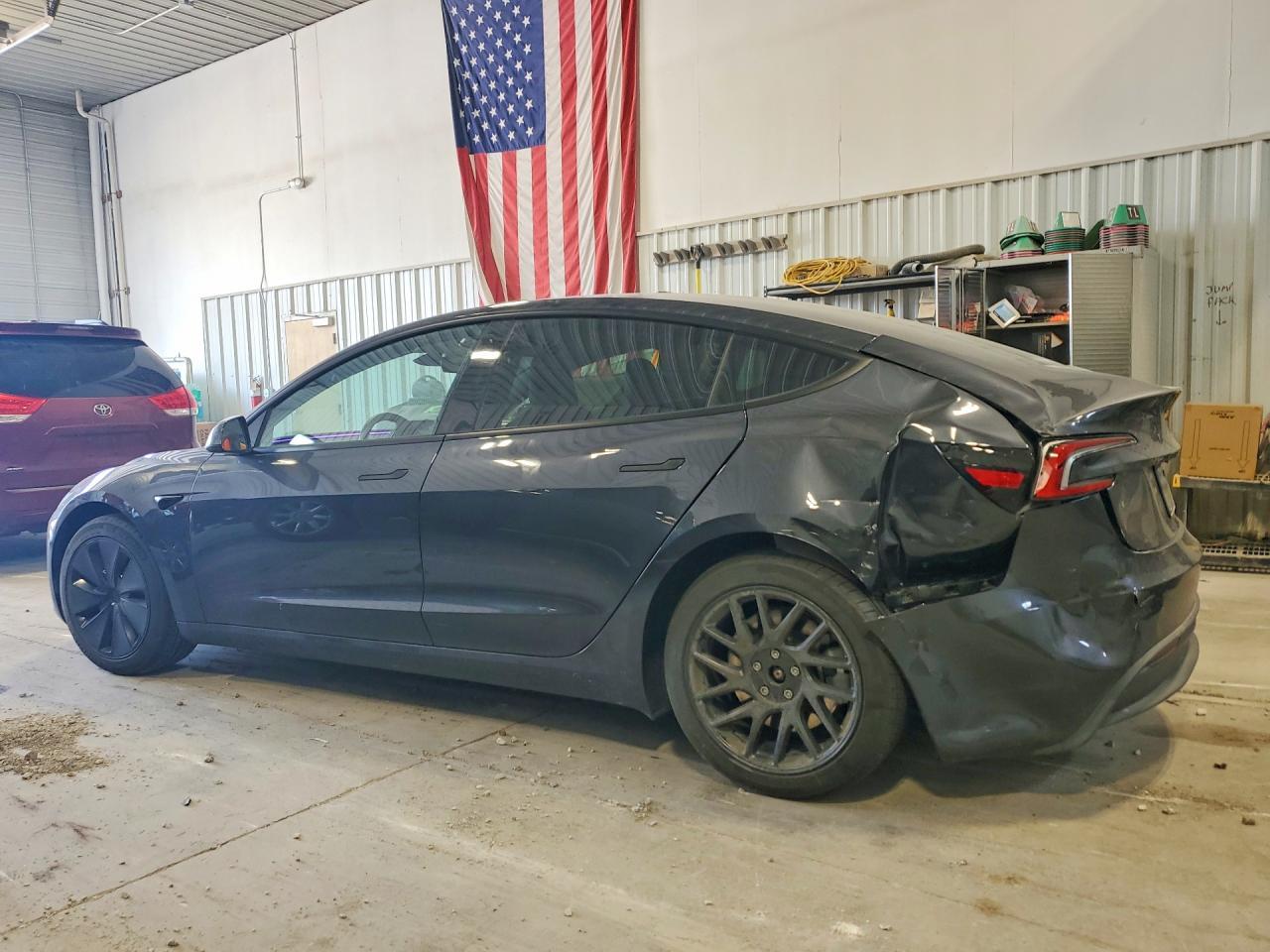 2025 Tesla Model 3 - Фото 2