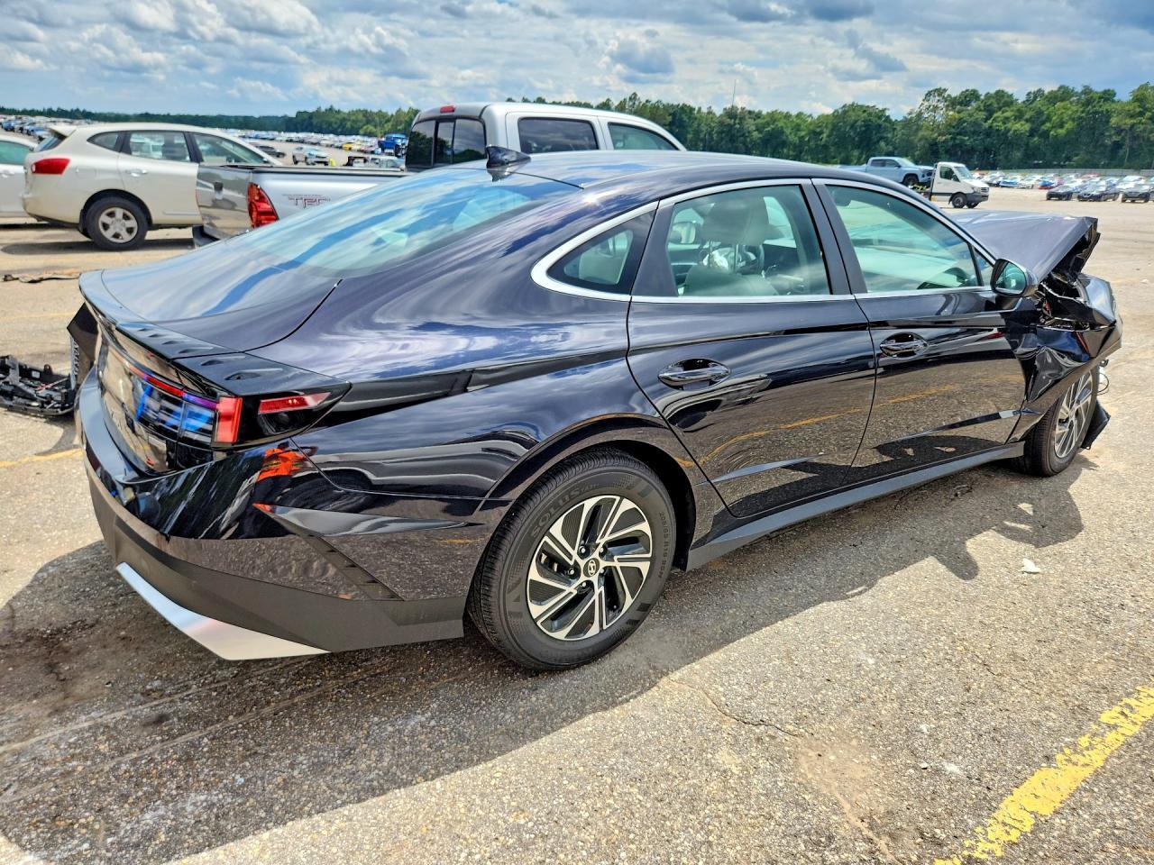 2026 Hyundai Sonata Hybrid Blue - Image 3