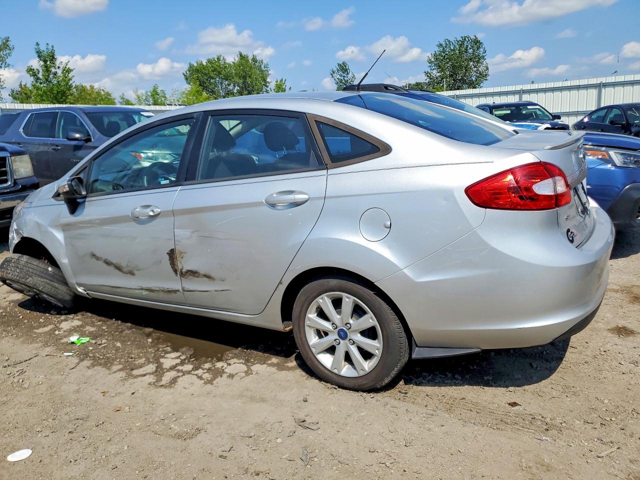 2013 Ford Fiesta Se - Фото 2