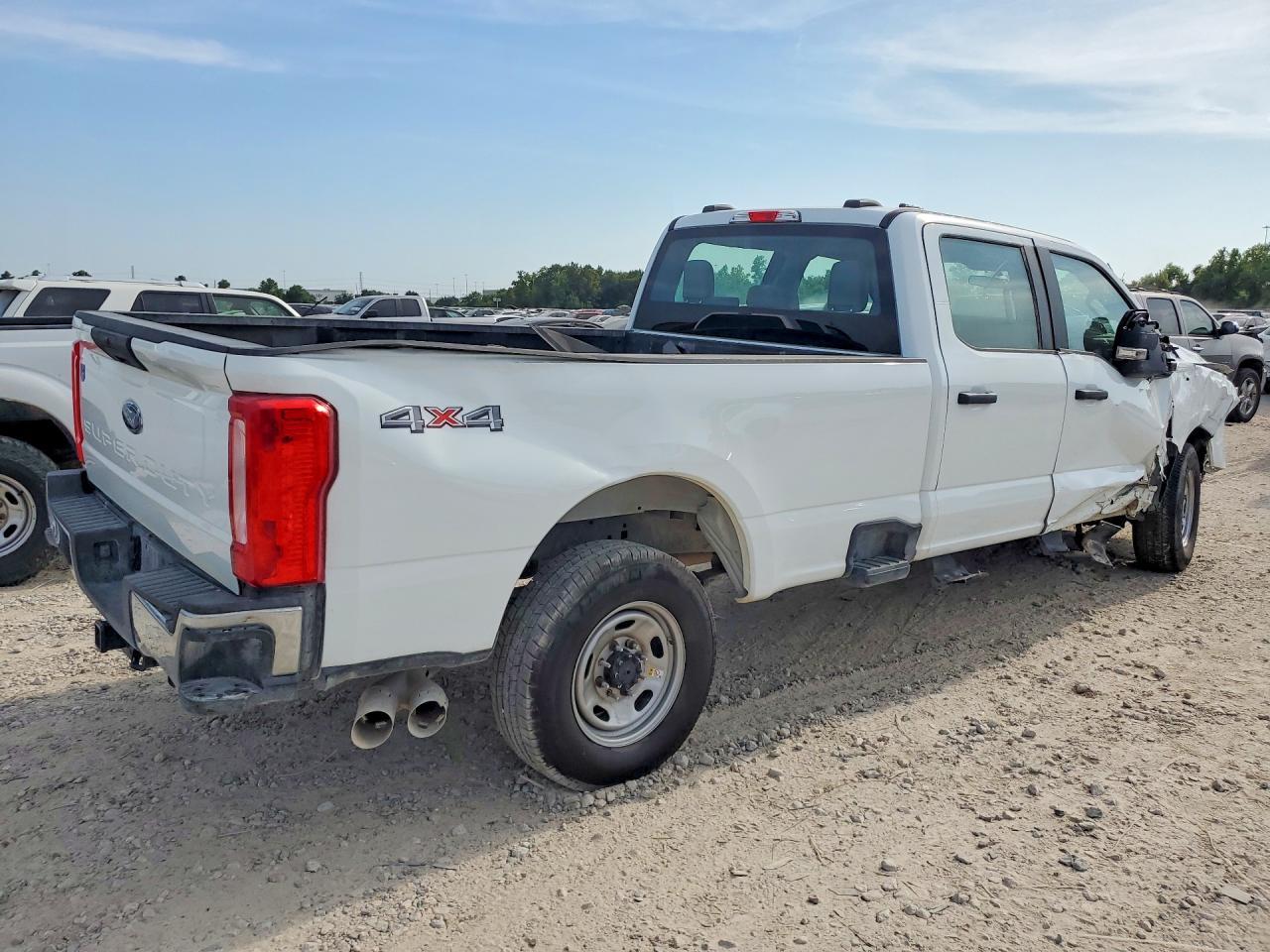 2025 Ford F250 Super Duty - Фото 3