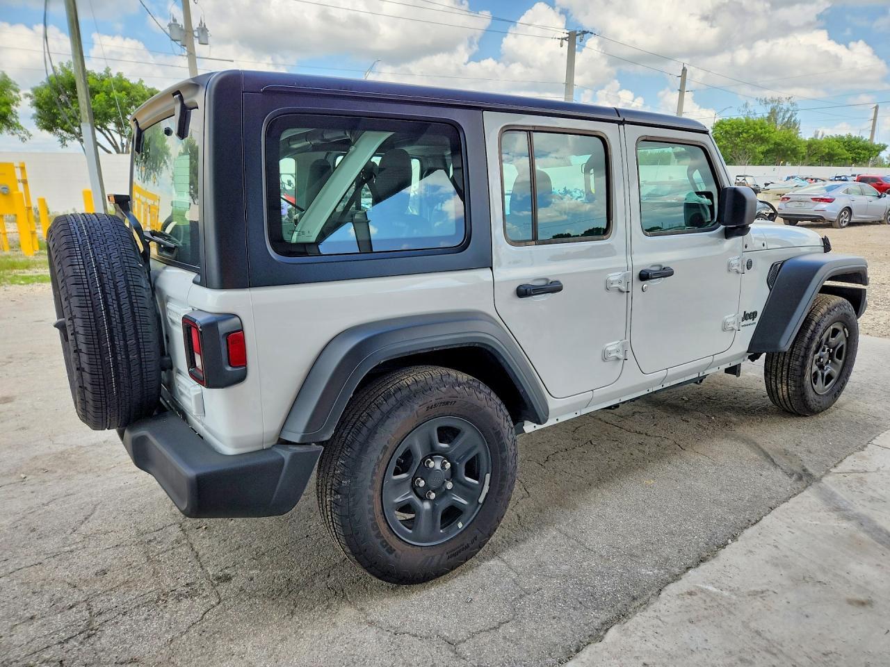 2025 Jeep Wrangler Sport - Фото 3
