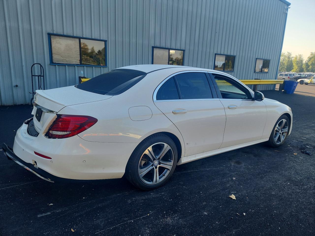 2017 Mercedes-Benz E 300 4Matic - Фото 3