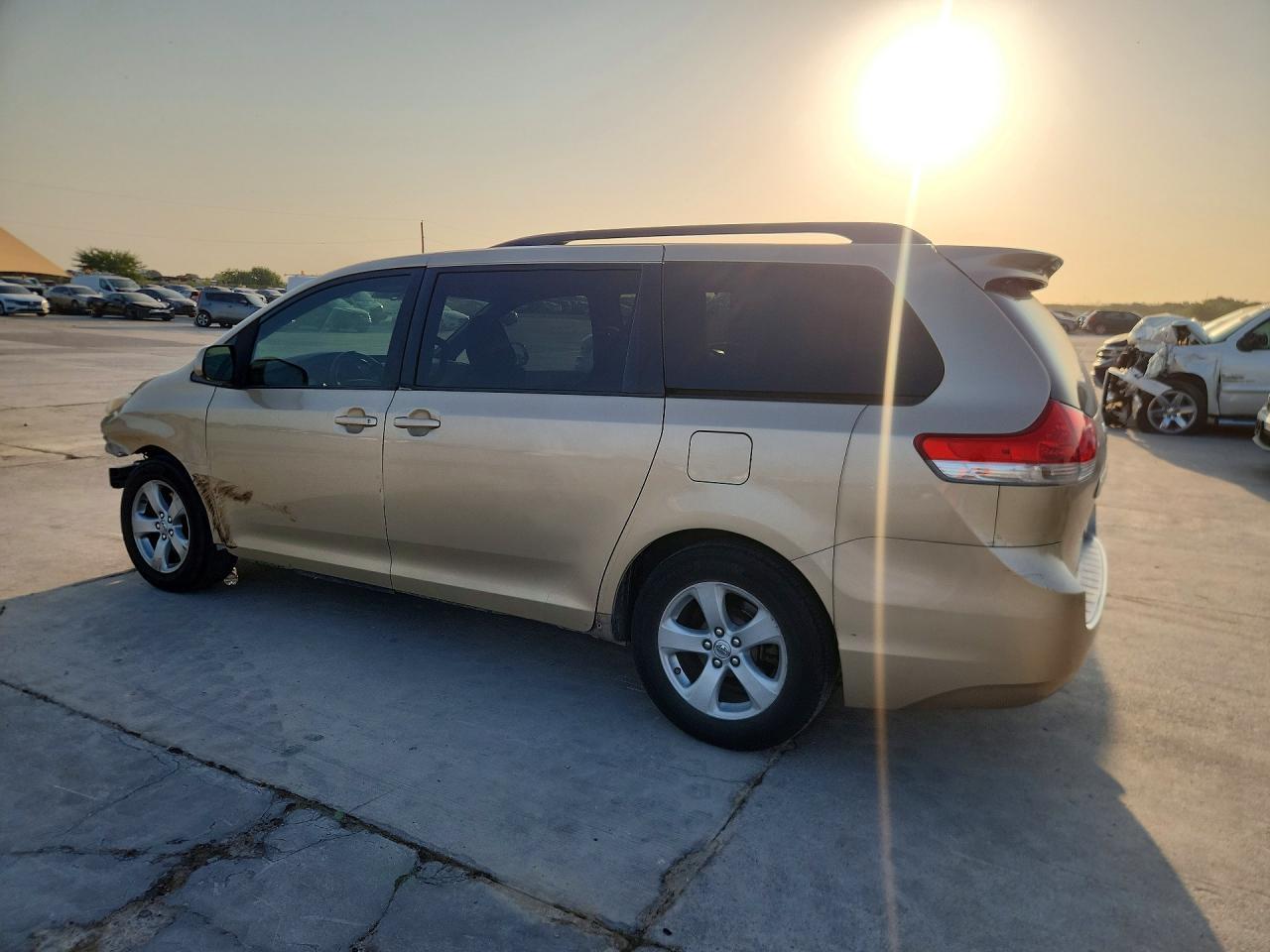 2011 Toyota Sienna Le - Фото 2