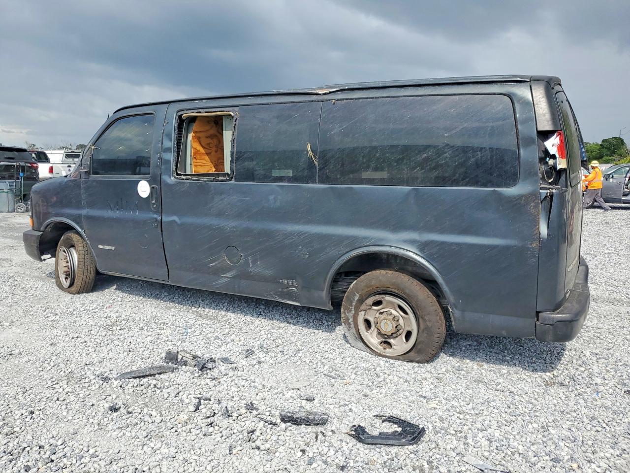 2005 Chevrolet Express G2500 - Image 2