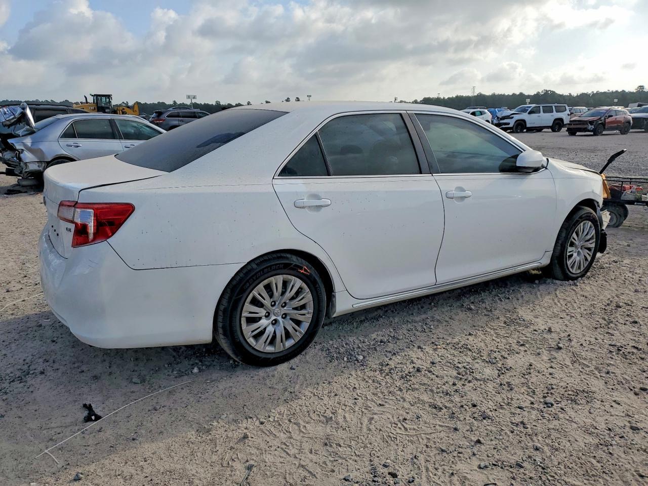 2014 Toyota Camry Le - Фото 3