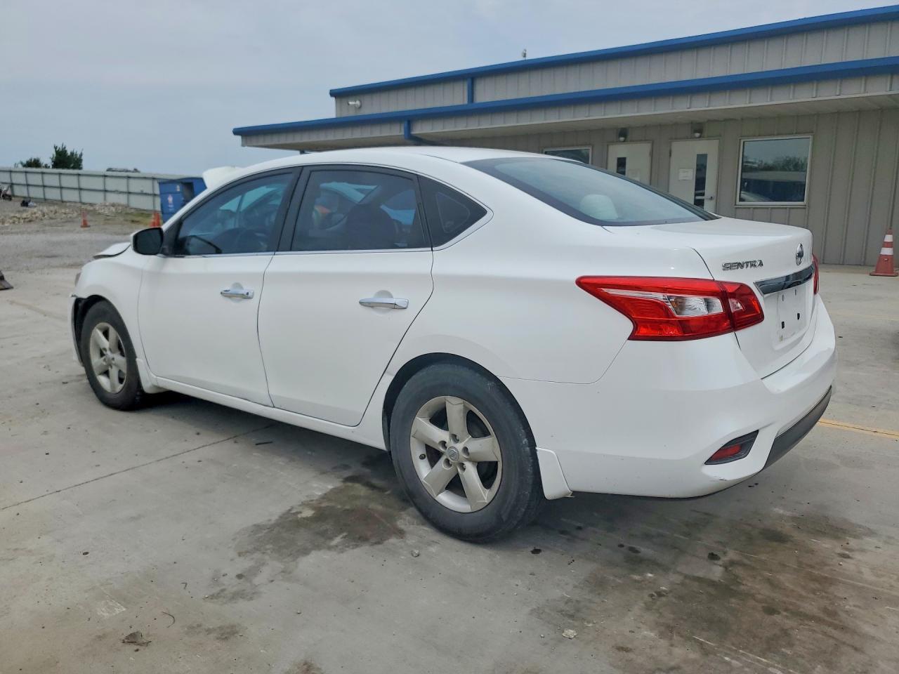2016 Nissan Sentra S - Фото 2