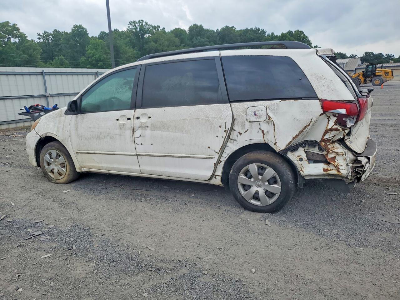 2005 Toyota Sienna Le 7 Passenger - Image 2