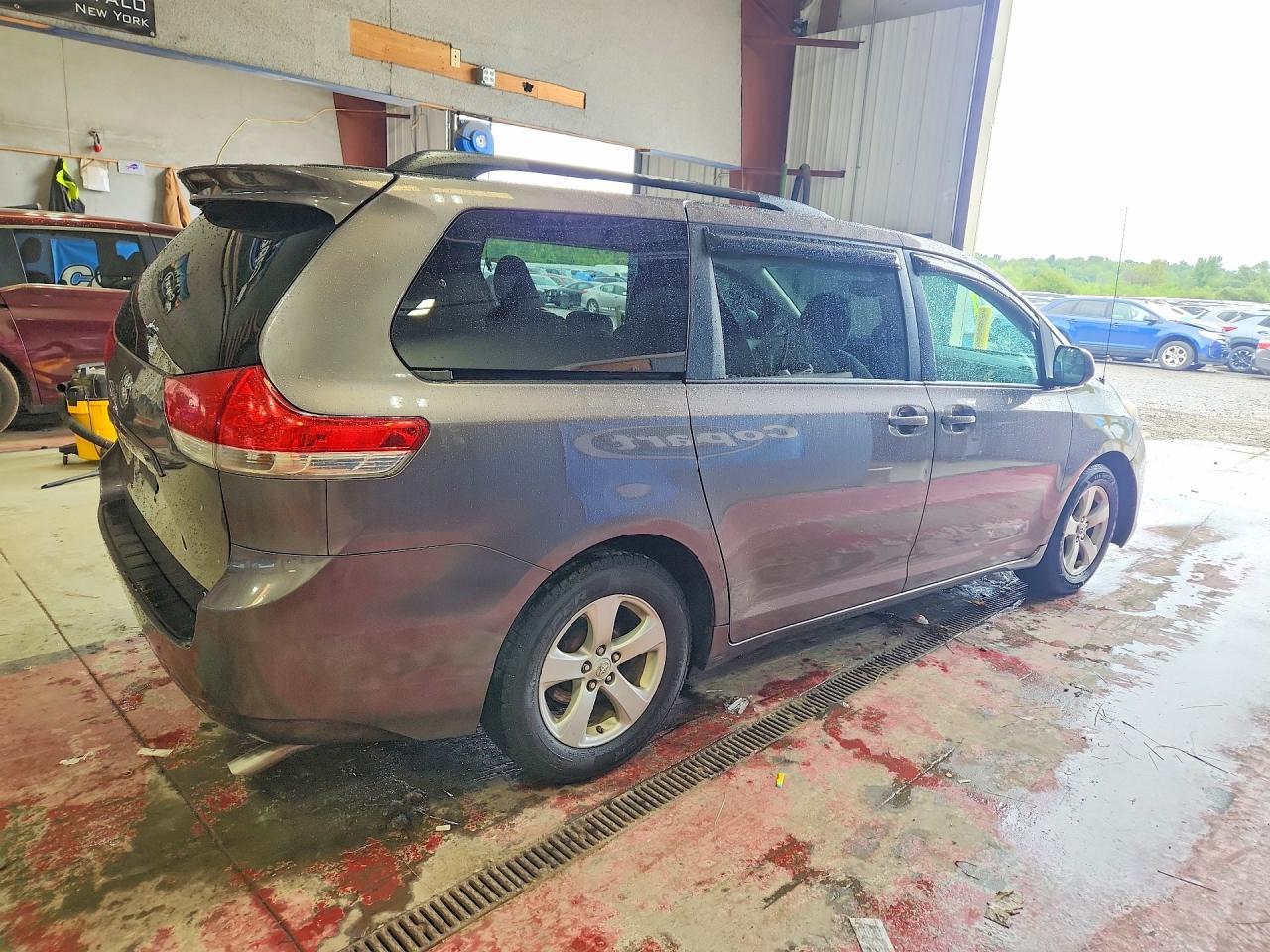 2011 Toyota Sienna Le - Image 3