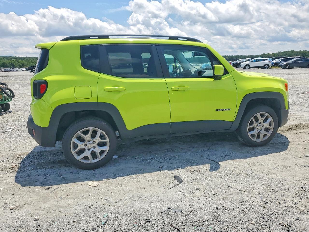 2017 Jeep Renegade Latitude - Image 3