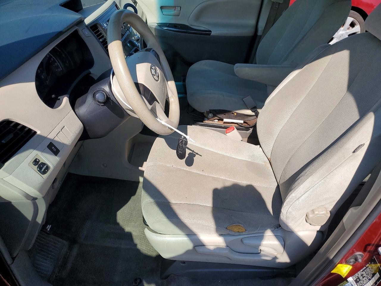 2013 Toyota Sienna L 7-Passenger - Фото 7