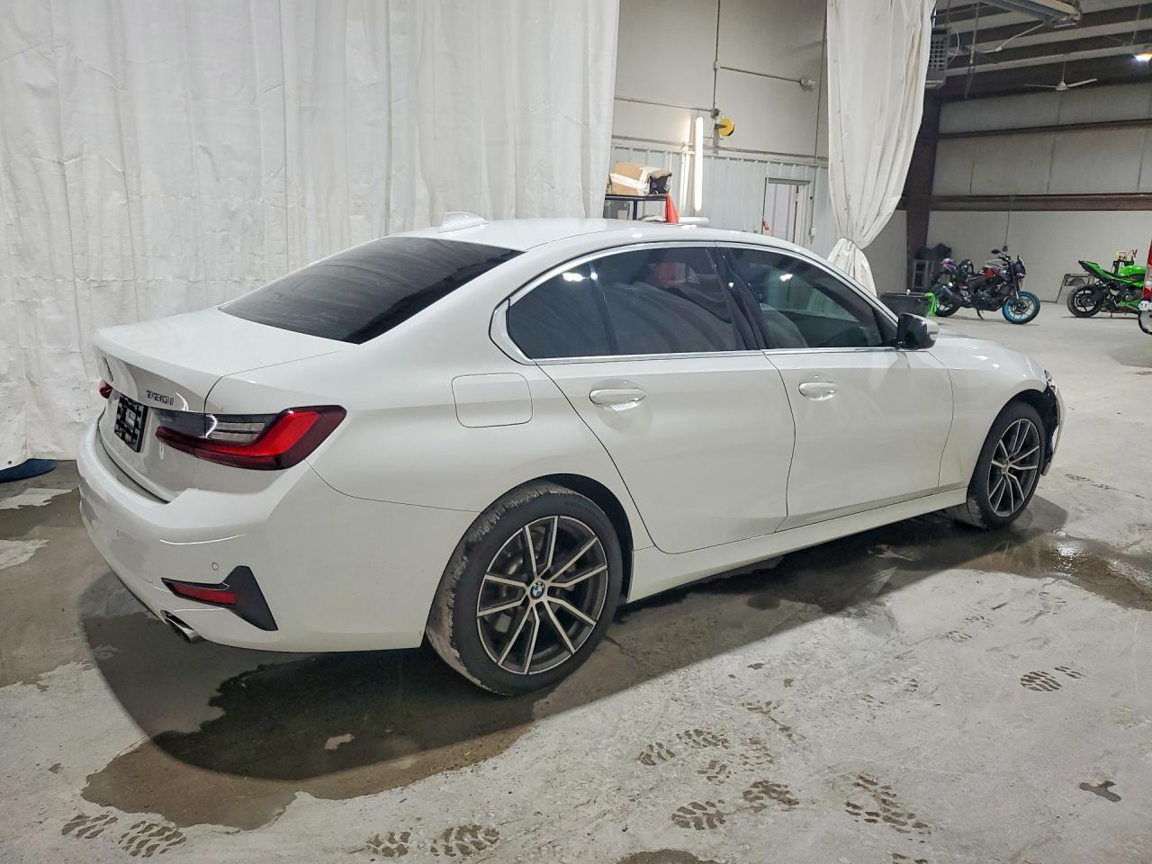 2022 BMW 330Xi - Фото 3