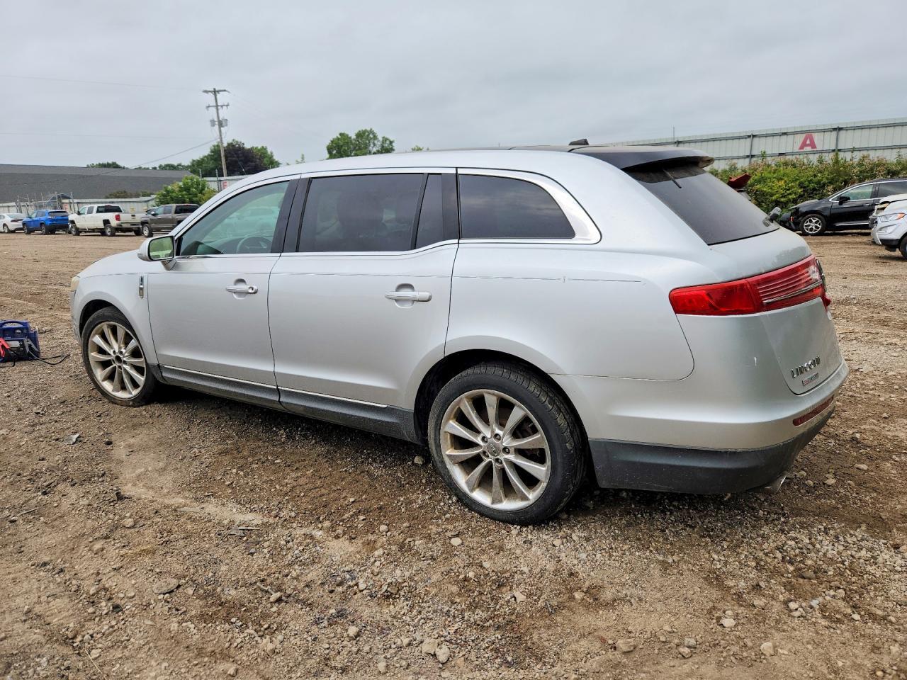 2012 Lincoln Mkt - Image 2