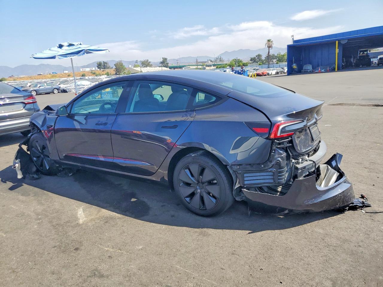 2025 Tesla Model 3 - Фото 2